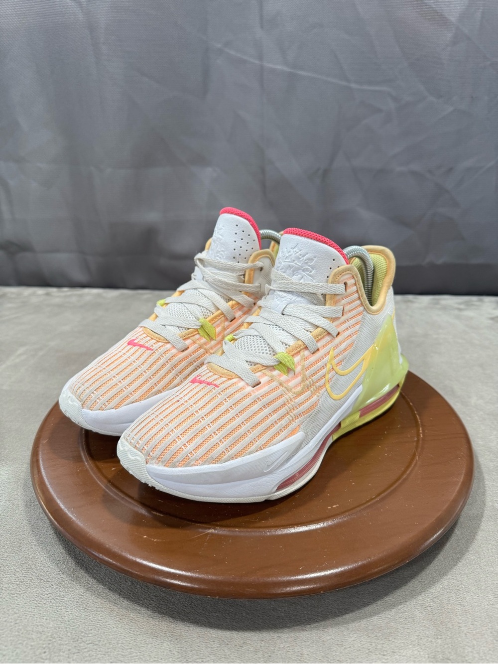 Nike Lebron Witness VI Mens Size - 6 Womens - 7.5